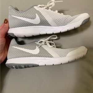 Like New! Nike Flex Experience 881805-100 Women's White and Grey Athletic Shoes